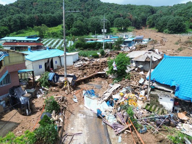 20일 새벽 가평군 조종면 신상리 일대에 집중호우가 쏟아지며 산사태가 발생했다. 이로 인해 야산 일부가 무너지며 주택 3채가 파손되고 주민 4명이 매몰됐다. 소방당국은 3명을 구조했지만 70대 여성 A씨가 숨진 채 발견됐다. 사진은 사고가 난 마을.조주현기자 .