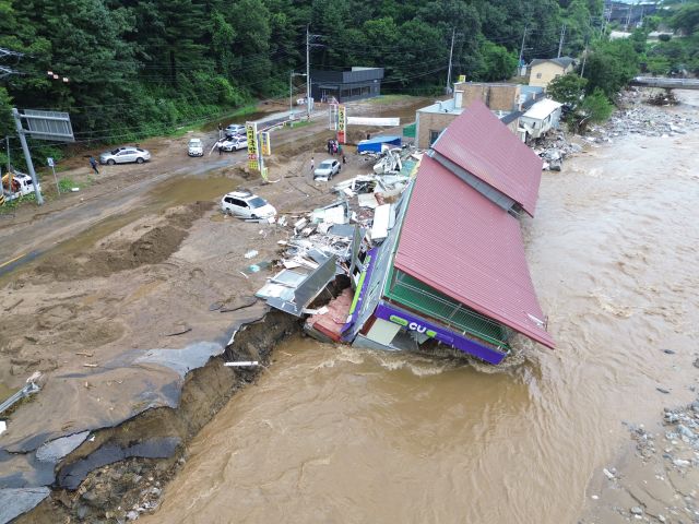 20일 가평군 조종면 신상리 십이탄천 인근에서 폭우로 붕괴된 편의점 건물이 물에 잠겨 있다. 집중호우로 인근 주택 3채도 산사태에 파손됐으며, 주민들은 단전과 단수 피해를 겪고 있다.조주현기자