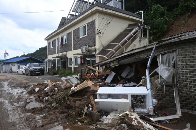20일 새벽 가평군 조종면 신상리 일대에 집중호우가 쏟아지며 산사태가 발생했다. 이로 인해 야산 일부가 무너지며 주택 3채가 파손되고 주민 4명이 매몰됐다. 소방당국은 3명을 구조했지만 70대 여성 A씨가 숨진 채 발견됐다. 사진은 사고가 난 마을.조주현기자 .