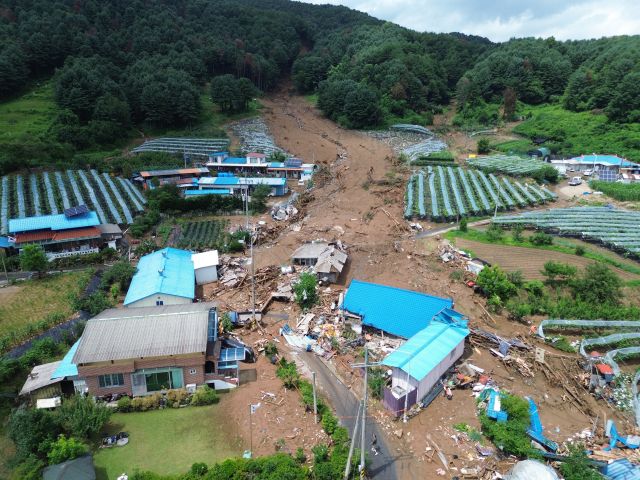 20일 새벽 가평군 조종면 신상리 일대에 집중호우가 쏟아지며 산사태가 발생했다. 이로 인해 야산 일부가 무너지며 주택 3채가 파손되고 주민 4명이 매몰됐다. 소방당국은 3명을 구조했지만 70대 여성 A씨가 숨진 채 발견됐다. 사진은 사고가 난 마을.조주현기자 .