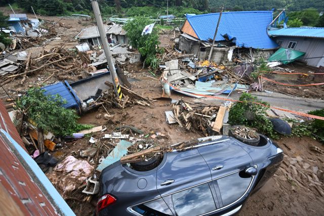 20일 새벽 가평군 조종면 신상리 일대에 집중호우가 쏟아지며 산사태가 발생했다. 이로 인해 야산 일부가 무너지며 주택 3채가 파손되고 주민 4명이 매몰됐다. 소방당국은 3명을 구조했지만 70대 여성 A씨가 숨진 채 발견됐다. 사진은 사고가 난 마을.조주현기자 .
