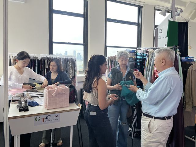 ‘2025 추계 PVNY+수출로드쇼’에서 도내 섬유기업들이 국내·외 바이어를 대상으로 제품을 설명하고 있다. 경과원 제공.