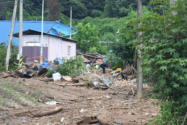 20일 새벽 가평군 조종면 신상리 일대에 집중호우가 쏟아지며 산사태가 발생했다. 이로 인해 야산 일부가 무너지며 주택 3채가 파손되고 주민 4명이 매몰됐다. 소방당국은 3명을 구조했지만 70대 여성 A씨가 숨진 채 발견됐다. 사진은 사고가 난 마을.조주현기자 .