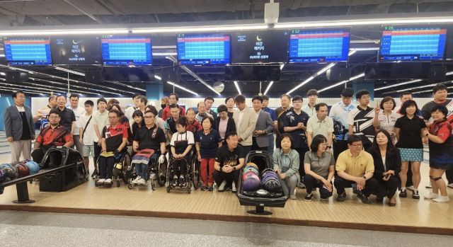 지난 19일 더케이 볼링장에서 열린 ‘제9회 광명시장배 한마음볼링대회’ 참여자들이 기념사진을 촬영하고 있다. 광명시 제공