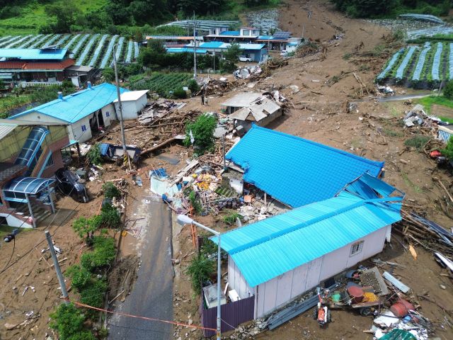 20일 새벽 가평군 조종면 신상리 일대에 집중호우가 쏟아지며 산사태가 발생했다. 이로 인해 야산 일부가 무너지며 주택 3채가 파손되고 주민 4명이 매몰됐다. 소방당국은 3명을 구조했지만 70대 여성 A씨가 숨진 채 발견됐다. 사진은 사고가 난 마을.조주현기자 .