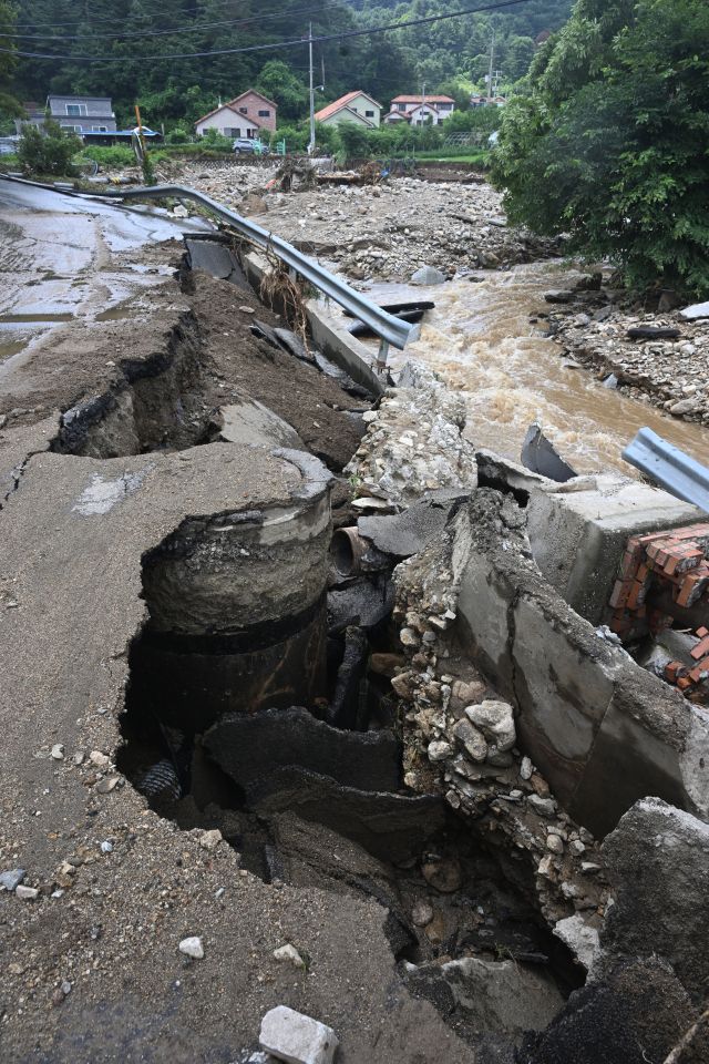 20일 새벽 가평군 조종면 신상리 일대에 집중호우가 쏟아지며 산사태가 발생했다. 이로 인해 야산 일부가 무너지며 주택 3채가 파손되고 주민 4명이 매몰됐다. 소방당국은 3명을 구조했지만 70대 여성 A씨가 숨진 채 발견됐다. 사진은 사고가 난 마을.조주현기자 .