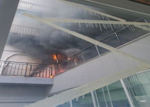 평택 비전동 10층짜리 복합건축물 9층 부근 화재 현장. 경기도소방재난본부 제공