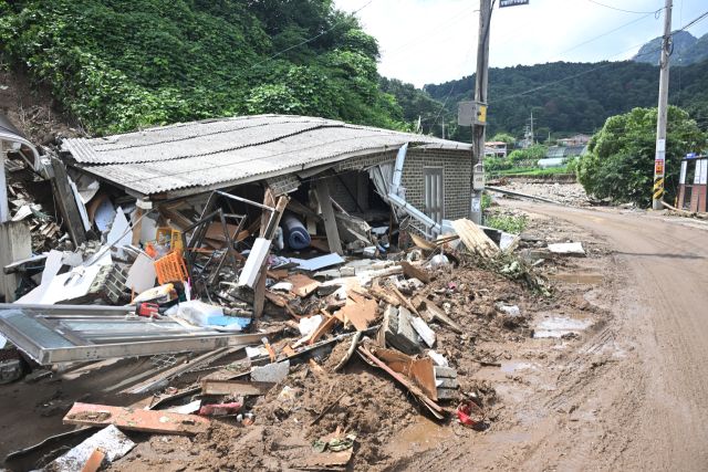 20일 새벽 가평군 조종면 신상리 일대에 집중호우가 쏟아지며 산사태가 발생했다. 이로 인해 야산 일부가 무너지며 주택 3채가 파손되고 주민 4명이 매몰됐다. 소방당국은 3명을 구조했지만 70대 여성 A씨가 숨진 채 발견됐다. 사진은 사고가 난 마을.조주현기자 .