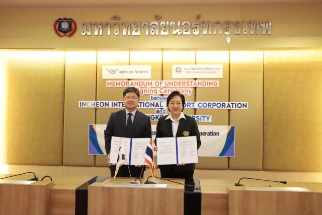 신가균 인천국제공항공사 경영본부장이 최근 태국 방콕 인근 북부방콕대학교 랑짓 캠퍼스에서 난타나 부총장과 태국의 차세대 항공전문가 양성을 위한 교육 협력 업무협약(MOU)을 한 뒤 기념사진을 촬영하고 있다. 공항공사 제공