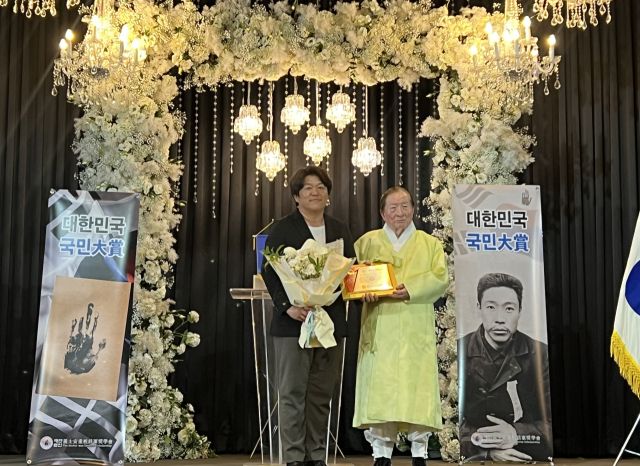 박선미 하남시의원이 의사안중군장군장학회로부터 국민대상을 수상하고 있다. 하남시의회 제공