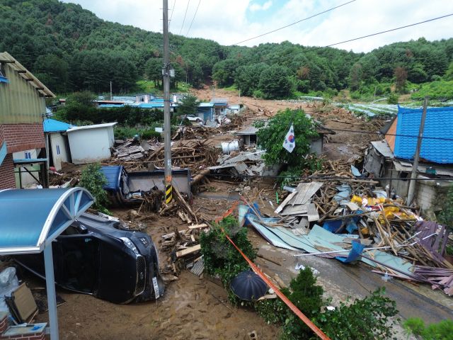 20일 새벽 가평군 조종면 신상리 일대에 집중호우가 쏟아지며 산사태가 발생했다. 이로 인해 야산 일부가 무너지며 주택 3채가 파손되고 주민 4명이 매몰됐다. 소방당국은 3명을 구조했지만 70대 여성 A씨가 숨진 채 발견됐다. 사진은 사고가 난 마을.조주현기자 .