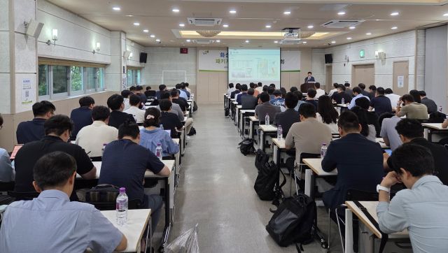 지난 18일 LH가 서울 SETEC에서 동탄2 의료복합개발 재공모 추진 사업 설명회를 개최한 가운데 참석자들이 사업 설명을 듣고 있다. 화성특례시 제공