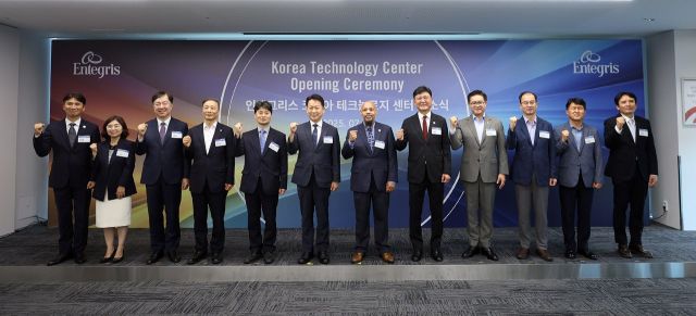 지난 17일 안산 한양대 ERICA 캠퍼스 내 ‘코리아 테크놀로지 센터(KTC)’ 준공식이 열린 가운데 참석자들이 기념사진을 촬영하고 있다. 경기도 제공