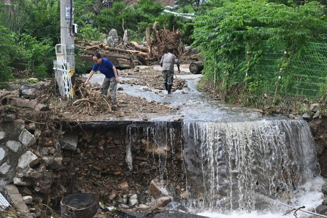 20일 새벽 가평군 조종면 신상리 일대에 집중호우가 쏟아지며 산사태가 발생했다. 이로 인해 야산 일부가 무너지며 주택 3채가 파손되고 주민 4명이 매몰됐다. 소방당국은 3명을 구조했지만 70대 여성 A씨가 숨진 채 발견됐다. 사진은 사고가 난 마을.조주현기자 .