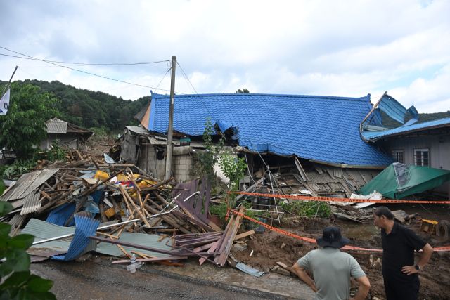 20일 새벽 가평군 조종면 신상리 일대에 집중호우가 쏟아지며 산사태가 발생했다. 이로 인해 야산 일부가 무너지며 주택 3채가 파손되고 주민 4명이 매몰됐다. 소방당국은 3명을 구조했지만 70대 여성 A씨가 숨진 채 발견됐다. 사진은 사고가 난 마을.조주현기자 .