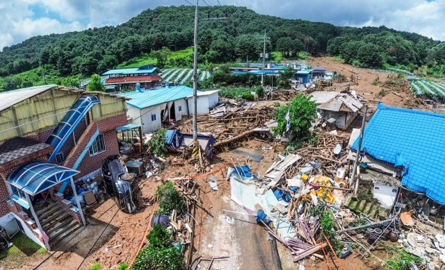 20일 새벽 가평군 조종면 신상리 일대에 집중호우가 쏟아지며 산사태가 발생했다. 이로 인해 야산 일부가 무너지며 주택 3채가 파손되고 주민 4명이 매몰됐다. 소방당국은 3명을 구조했지만 70대 여성 A씨가 숨진 채 발견됐다. 사진은 사고가 난 마을.조주현기자 .