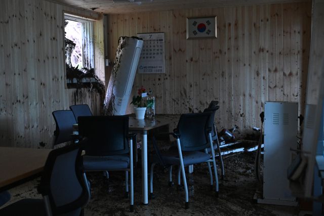 20일 새벽 가평군 조종면 신상리 일대에 집중호우가 쏟아지며 산사태가 발생했다. 이로 인해 야산 일부가 무너지며 주택 3채가 파손되고 주민 4명이 매몰됐다. 소방당국은 3명을 구조했지만 70대 여성 A씨가 숨진 채 발견됐다. 사진은 사고가 난 마을.조주현기자 .