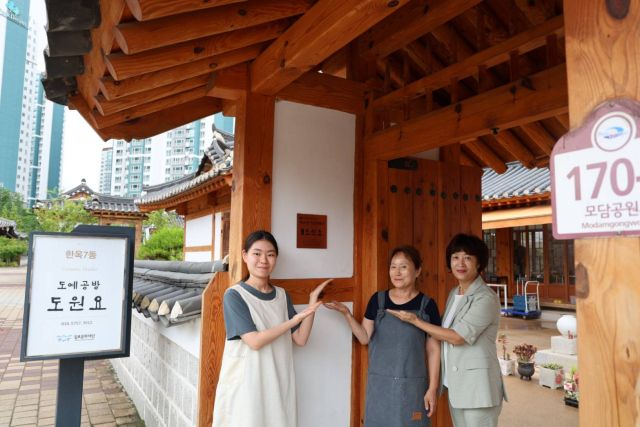 심상연 김포시청소년재단 대표(맨 오른쪽)와 김영숙 도원요 대표(오른쪽 두번째)가 직장체험처 현판식을 갖고 있다. 김포시청소년재단 제공