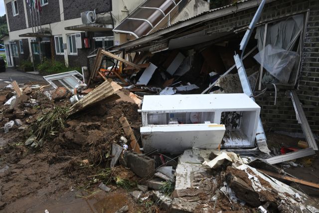 20일 새벽 가평군 조종면 신상리 일대에 집중호우가 쏟아지며 산사태가 발생했다. 이로 인해 야산 일부가 무너지며 주택 3채가 파손되고 주민 4명이 매몰됐다. 소방당국은 3명을 구조했지만 70대 여성 A씨가 숨진 채 발견됐다. 사진은 사고가 난 마을.조주현기자 .