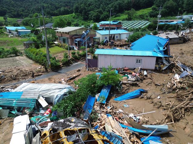 20일 새벽 가평군 조종면 신상리 일대에 집중호우가 쏟아지며 산사태가 발생했다. 이로 인해 야산 일부가 무너지며 주택 3채가 파손되고 주민 4명이 매몰됐다. 소방당국은 3명을 구조했지만 70대 여성 A씨가 숨진 채 발견됐다. 사진은 사고가 난 마을.조주현기자 .