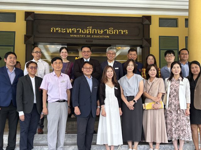 성남교육지원청이 태국 출라롱콘대학 부설교를 방문, 이 학교 관계자들과 국제교류 매칭 방안을 논의한 뒤 기념촬영을 하고 있다. 성남교육지원청 제공