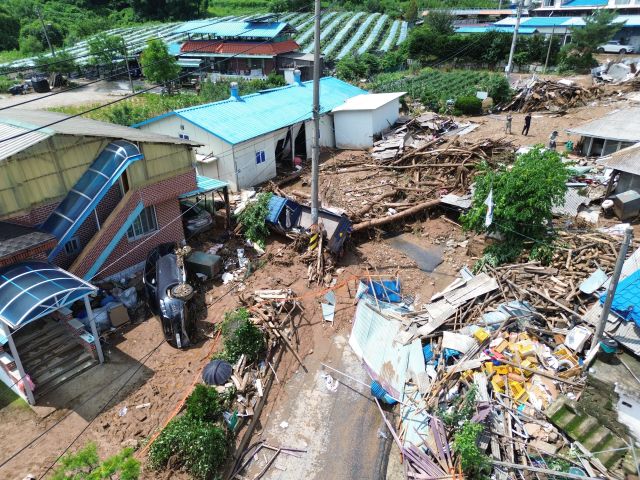 20일 새벽 가평군 조종면 신상리 일대에 집중호우가 쏟아지며 산사태가 발생했다. 이로 인해 야산 일부가 무너지며 주택 3채가 파손되고 주민 4명이 매몰됐다. 소방당국은 3명을 구조했지만 70대 여성 A씨가 숨진 채 발견됐다. 사진은 사고가 난 마을.조주현기자 .