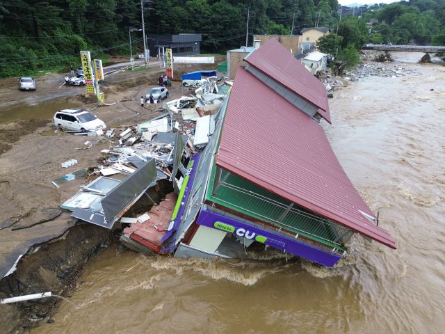 20일 가평군 조종면 신상리 십이탄천 인근에서 폭우로 붕괴된 편의점 건물이 물에 잠겨 있다. 집중호우로 인근 주택 3채도 산사태에 파손됐으며, 주민들은 단전과 단수 피해를 겪고 있다.조주현기자