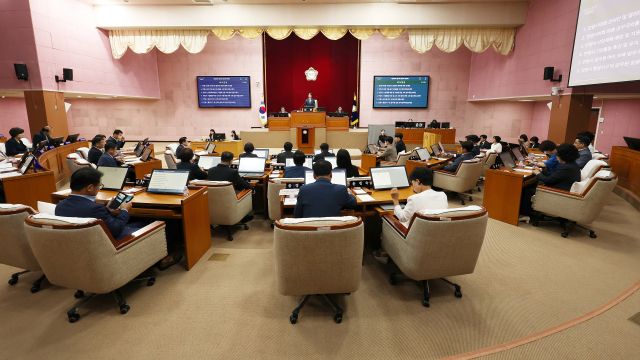안양시의회(의장 박준모)는 18일 제304회 임시회 제2차 본회의를 개최했다. 안양시의회 제공.