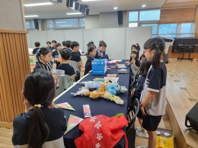 인천 동구 영화초등학교에서 학생들이 찾아가는 자원순환 나눔장터에서 집에서 가져온 중고물품을 팔고 있다. 동구청 제공