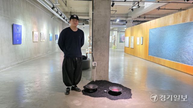 고색뉴지엄의 분위기가 어우러진 서현덕 작가와 그의 작품 ‘Under skin’. 이나경기자