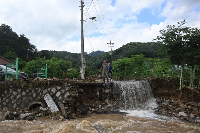 20일 새벽 가평군 조종면 신상리 일대에 집중호우가 쏟아지며 산사태가 발생했다. 이로 인해 야산 일부가 무너지며 주택 3채가 파손되고 주민 4명이 매몰됐다. 소방당국은 3명을 구조했지만 70대 여성 A씨가 숨진 채 발견됐다. 사진은 사고가 난 마을.조주현기자 .
