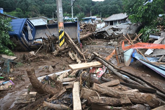 20일 새벽 가평군 조종면 신상리 일대에 집중호우가 쏟아지며 산사태가 발생했다. 이로 인해 야산 일부가 무너지며 주택 3채가 파손되고 주민 4명이 매몰됐다. 소방당국은 3명을 구조했지만 70대 여성 A씨가 숨진 채 발견됐다. 사진은 사고가 난 마을.조주현기자 .