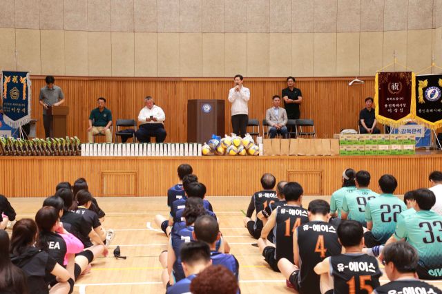 19일 낮 풍덕고등학교에서 용인시배구협회장배 남여 생활체육 배구대회 개회식에서 이상일 시장이 환영사를 진행하고 있다. 용인특례시 제공