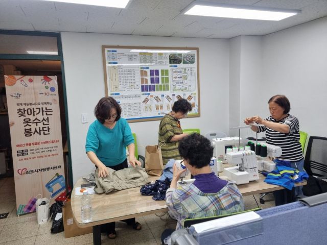‘9988 옷수선 봉사단’ 회원들이 지역 어르신들이 맛긴 옷을 수선하고 있다. 김포시자원봉사센터 제공