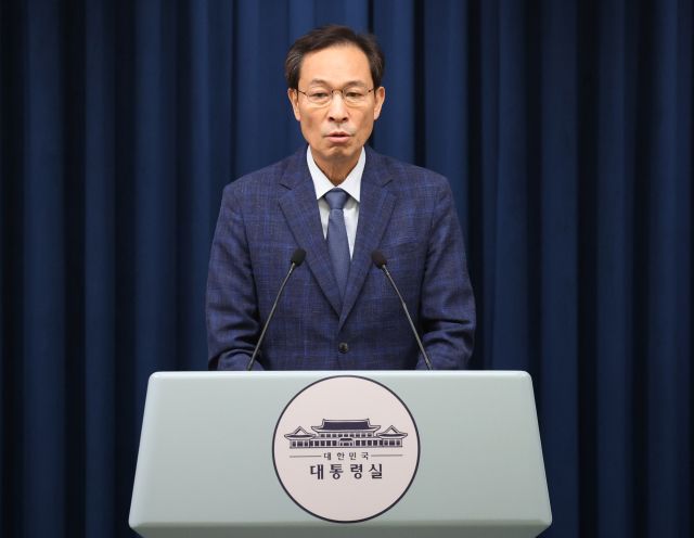 우상호 정무수석이 지난 20일 용산 대통령실에서 장관 인선 관련 브리핑을 하고 있다. 우 수석은 이재명 대통령이 이진숙 교육부 장관 지명을 철회했다고 밝혔다. 연합뉴스