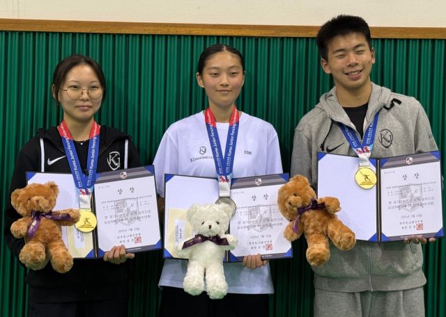 제53회 문화체육관광부장관기 전국남녀중·고펜싱선수권대회 남녀 중등부 에페서 정상에 동행한 김도하(오른쪽)와 박유나(왼쪽)가 여중부 은메달리스트인 팀 동료 표주희와 함께 시상식 후 기념촬영을 하고 있다.K1펜싱클럽 제공
