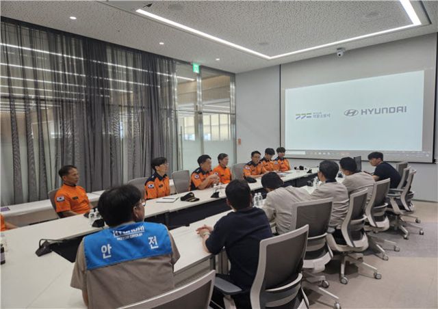 의왕소방서가 현대자동차 교육연구시설을 방문해 현장안전 컨설팅을 실시하고 있다. 의왕소방서 제공