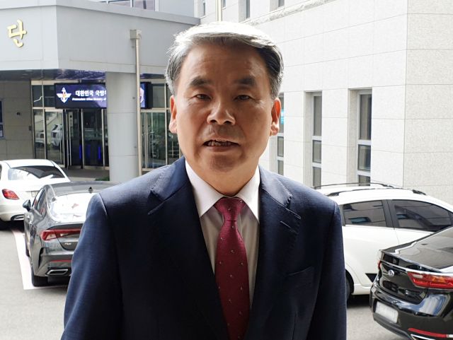 이종섭 전 국방부 장관이 지난 2024년 9월3일 오후 서울 용산구 국방부 중앙군사법원에서 열린 박정훈 전 해병대 수사단장 항명 혐의 7차 공판에 증인으로 출석하며 취재진 질문에 답하고 있다. 연합뉴스