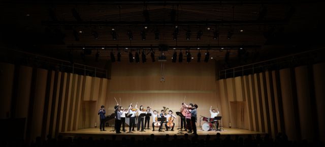 낙월해상풍력사업이 후원하는 서울시향의 행복한 음악회가 18일 세종체임버홀에서 열렸다. 서울시향 단원들과 장애인 학생 연주자들이 함께 연주하고 있다. 낙월블루하트