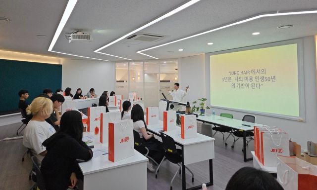 재능대학교 뷰티아트과 졸업예정자들이 맞춤형 산업체 특강을 받고 있다. 재능대학교 제공