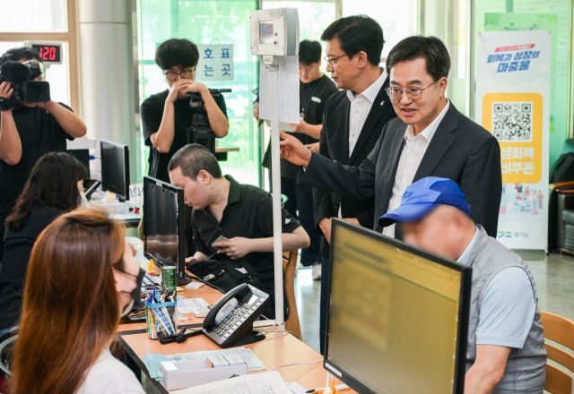 김동연 경기도지사가 21일 오후 수원특례시 원천동 행정복지센터를 방문해 민생회복 소비쿠폰 현장점검을 하고 있다. 윤원규기자