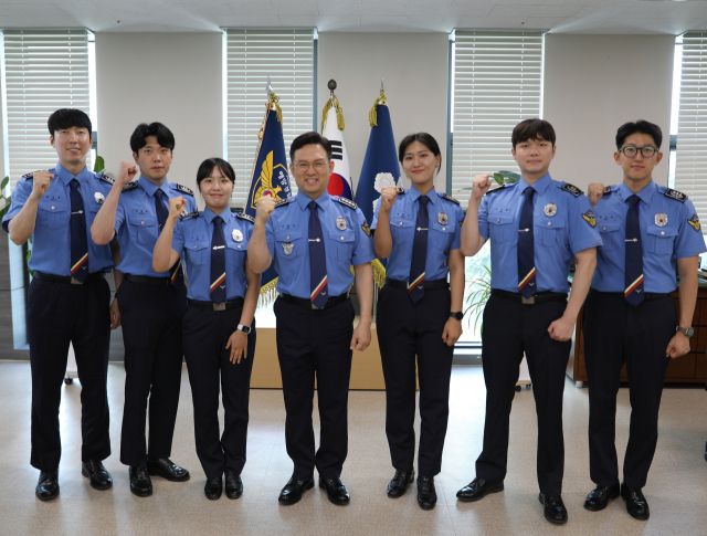 이광진 인천해양경찰서장이 21일 해양경찰 제251기 신임경찰과정 실습생들과 소통간담회를 마친 후 기념촬영을 하고 있다. 인천해양경찰서 제공