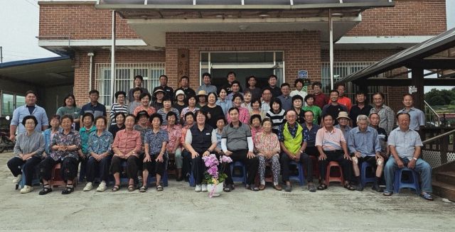 이천시 부발읍 이은미 읍장이 관내 수정리 경로당을 방문해 어르신들과 지역발전을 위한 허심탄회한 소통을 가진후 기념촬영을 하고 있다. 이천시 제공.