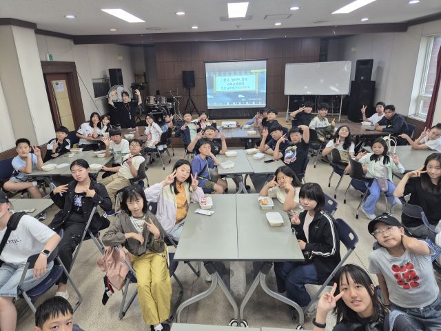 안산교육지원청이 국제교류협력을 통한 글로벌 우정 경기공유학교을 기반으로 필리핀 및 중국 학생과의 한국문화교류 체험을 실시한다. 교육지원청 제공