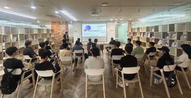 21일 화성시 중소기업지원센터 비즈니스라운지에서 실시된 미래기술학교 반도체·전자부품 전문가 양성과정 수료식에서 참석자들이 설명을 듣고 있다. 화성산업진흥원 제공