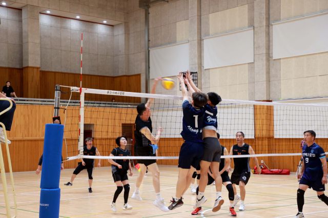 19일 낮 풍덕고등학교에서 용인시배구협회장배 남여 생활체육 배구대회에 참가한 선수들의 경기가 진행되고 있다. 용인특례시 제공