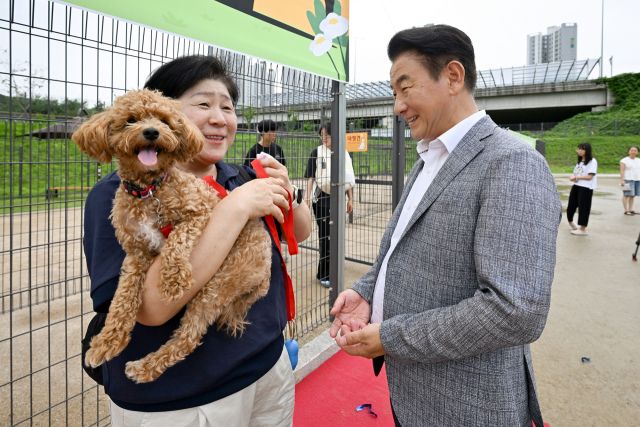 김동근 의정부시장이 낙양동 ‘송산 반려견 놀이터’ 에서 시민들과 이야기를 나누고 있다. 의정부시 제공