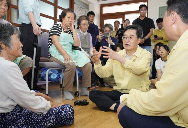 수해지역 현장 방문에 나선 김동연 경기도지사가 22일 가평군 조종면 신상1리마을회관 임시대피소를 찾아 이재민들을 위로하고 있다. 김도현 인턴기자