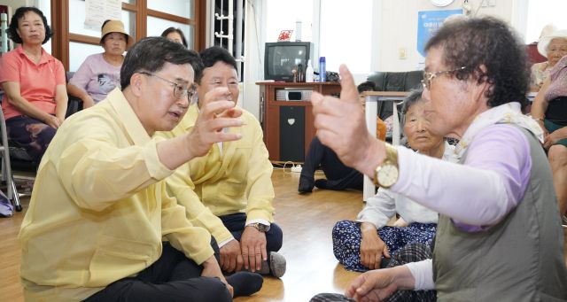 수해지역 현장 방문에 나선 김동연 경기도지사와 서태원 가평군수가 22일 가평군 조종면 신상1리마을회관 임시대피소를 찾아 이재민들을 위로하고 있다. 김도현 인턴기자