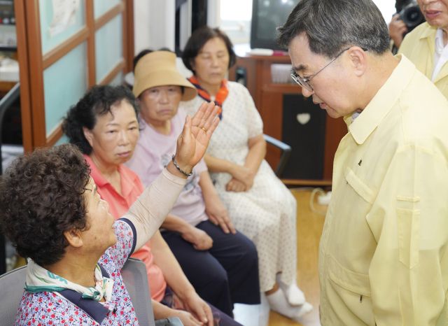 수해지역 현장 방문에 나선 김동연 경기도지사가 22일 가평군 조종면 신상1리마을회관 임시대피소를 찾아 이재민들을 위로하고 있다. 김도현 인턴기자